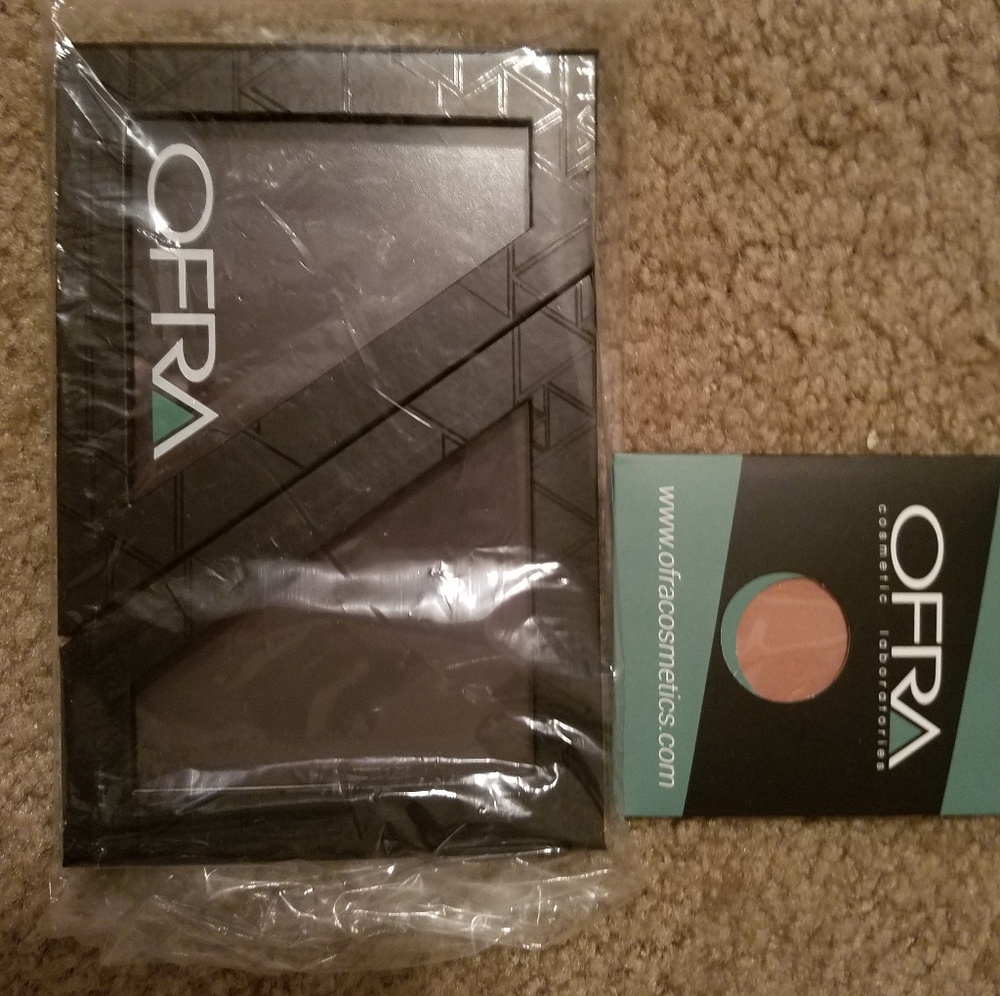 Ofra magnetic palette w/ blush